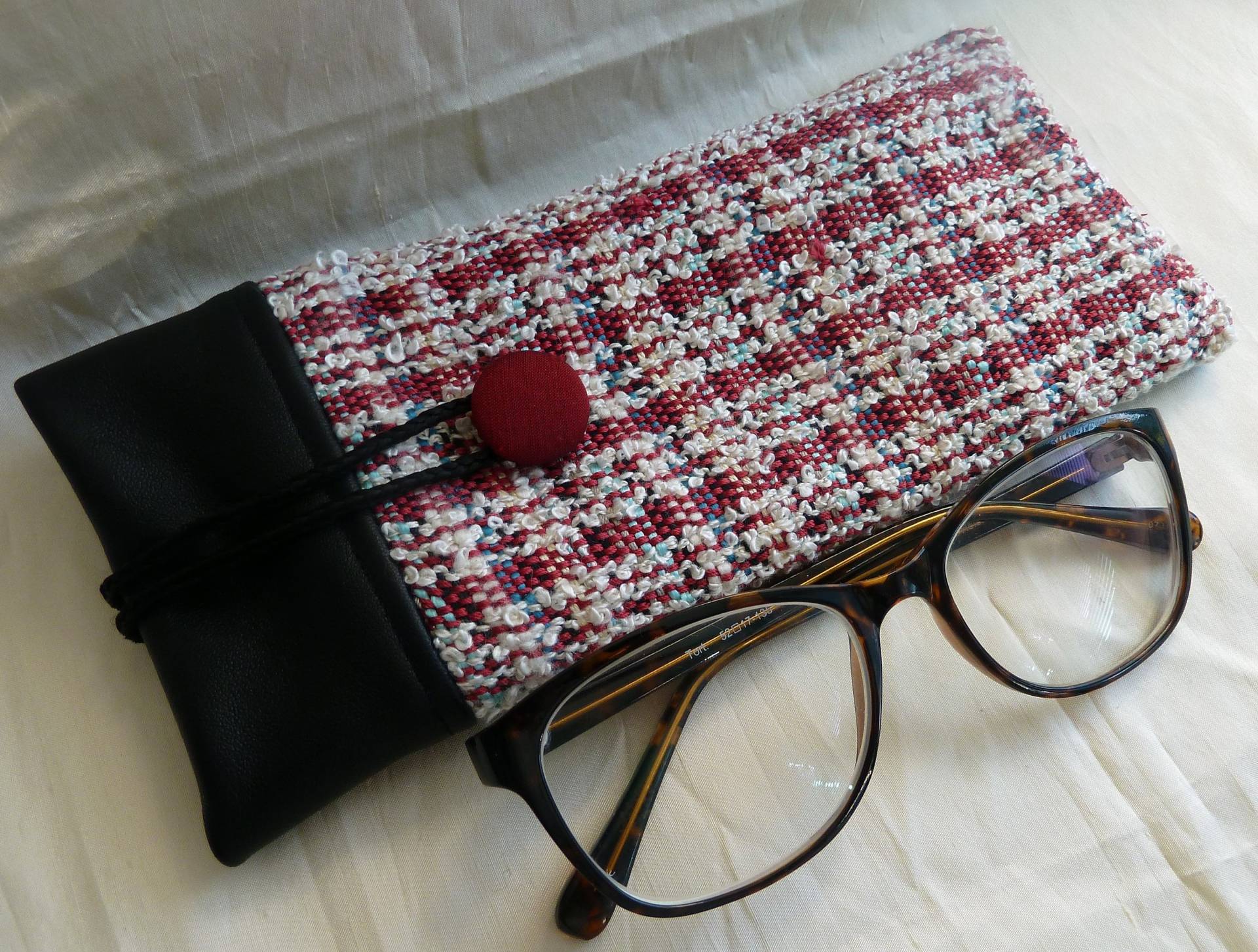 Sale 20% Brillenetui, Sonnenbrillenhalter, Unikat Handgewebte Tweed Seide, Weiches Schwarzes Leder, Gepolstertes Seidenfutter von DianeShawSilkGifts