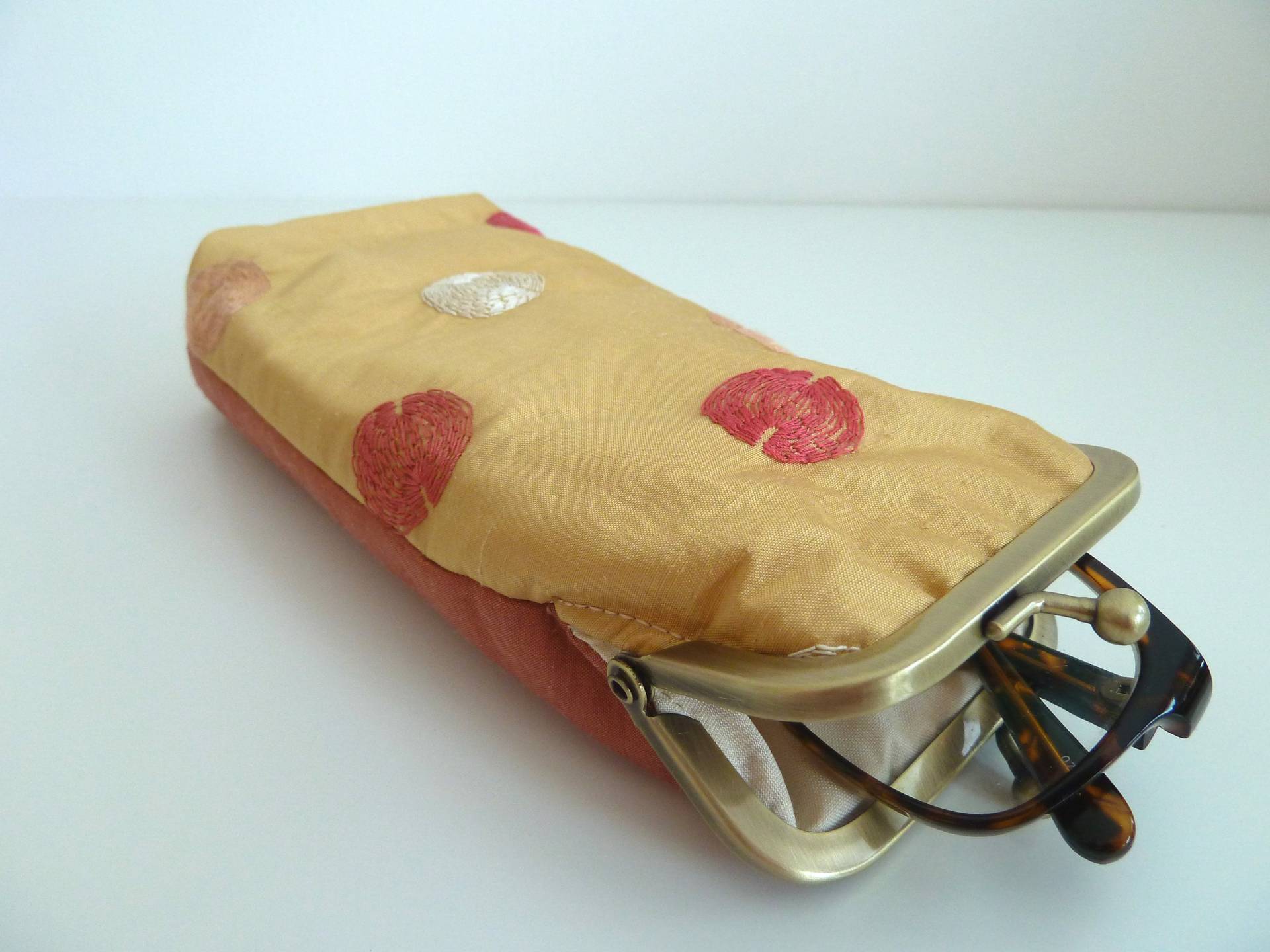 Sale 20% Brillenetui, Taschentuchhalter, Bronze Schnapprahmen, Handbestickte Blassgoldene Dupionseide, Seidenfutter von DianeShawSilkGifts