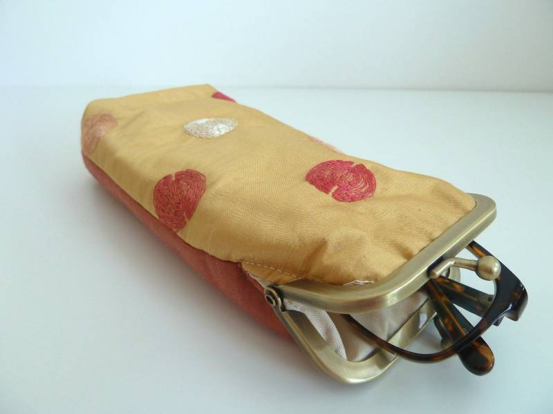 Sale 20% Brillenetui, Taschentuchhalter, Bronze Schnapprahmen, Handbestickte Blassgoldene Dupionseide, Seidenfutter von DianeShawSilkGifts