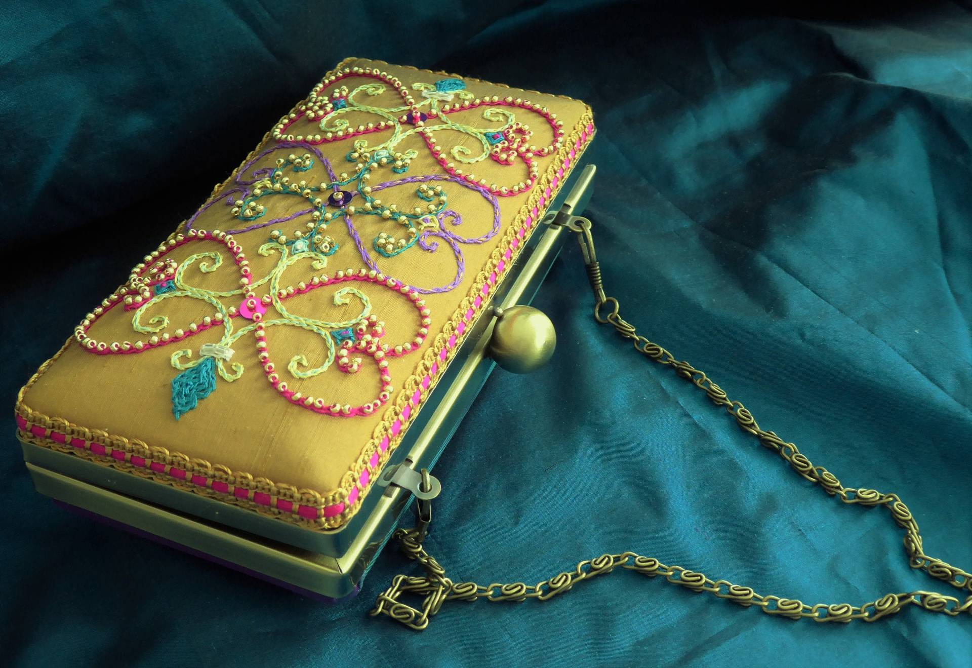 Sale 20% Hand Bestickte Perlen Box Clutch, Seidenabendtasche, Seidenhandtasche, Trellis-Design, Einzelstück Hergestellt Von Diane Have Silks in von DianeShawSilkGifts