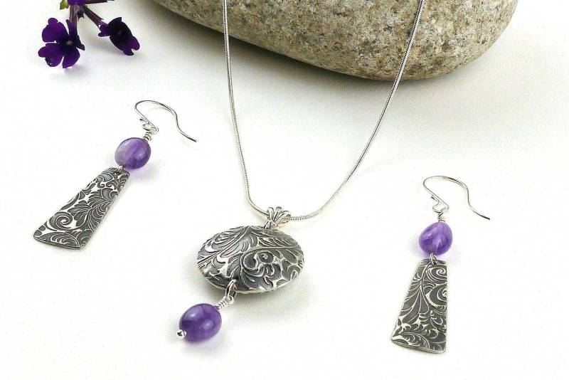 Handgefertigtes Silber Schmuckset, Sterling Anhänger Halskette Und Baumelnde Ohrringe Mit Amethyst Perlen. Perfektes Geschenk Für Sie... Tolles Sie Handgefertigtes Silber Schmuckset, Sterling Anhänger Halskette Und Baumelnde Ohrringe Mit Amethyst Perlen. Perfektes Geschenk Für Sie... Tolles Sie von DianeSilverLinings