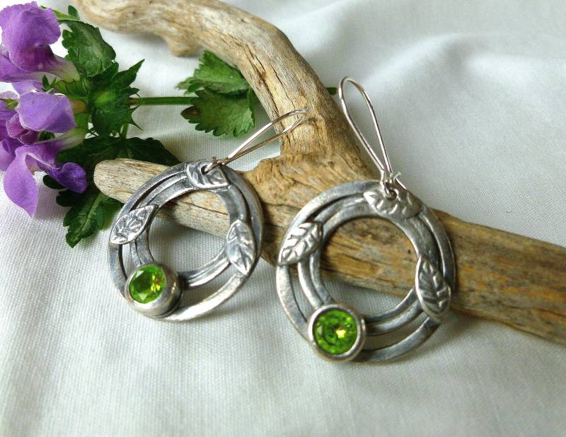 sterling Silber, Handgefertigte Ohrringe Mit Kreisen Und Kleinen Blättern Einem Peridot Zirkonia.... Wunderschönes Einzelgeschenk Für Sie sterling Silber, Handgefertigte Ohrringe Mit Kreisen Und Kleinen Blättern Einem Peridot Zirkonia.... Wunderschönes Einzelgeschenk Für Sie von DianeSilverLinings
