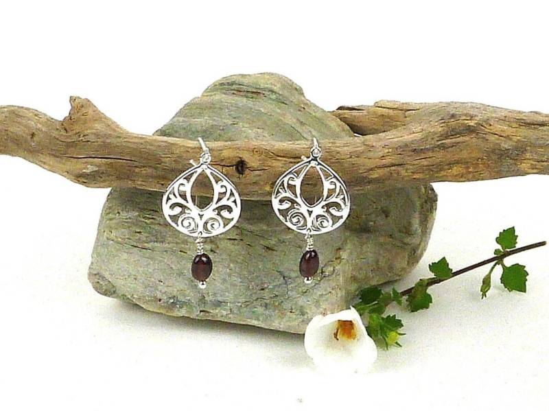 sterlingsilber Filigrane Kronleuchter Ohrringe Mit Roten Granatsteinen Baumelnd Und Drahtumwickelt Silberdraht. Schönes Geschenk Für Sie sterlingsilber Filigrane Kronleuchter Ohrringe Mit Roten Granatsteinen Baumelnd Und Drahtumwickelt Silberdraht. Schönes Geschenk Für Sie von DianeSilverLinings