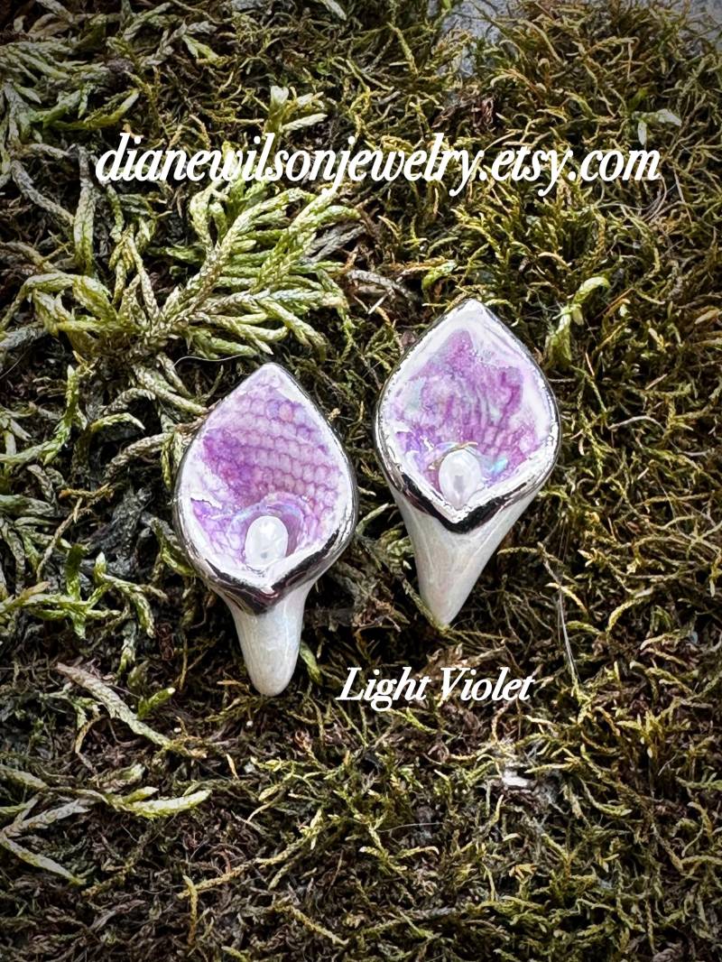 Calla Lilien Ohrringe // Irisierendes Porzellan Weiß Perlmutt Gold - Oder Silberrand Handgemacht Nickelfrei Ohrstecker Stecker von DianeWilsonJewelry