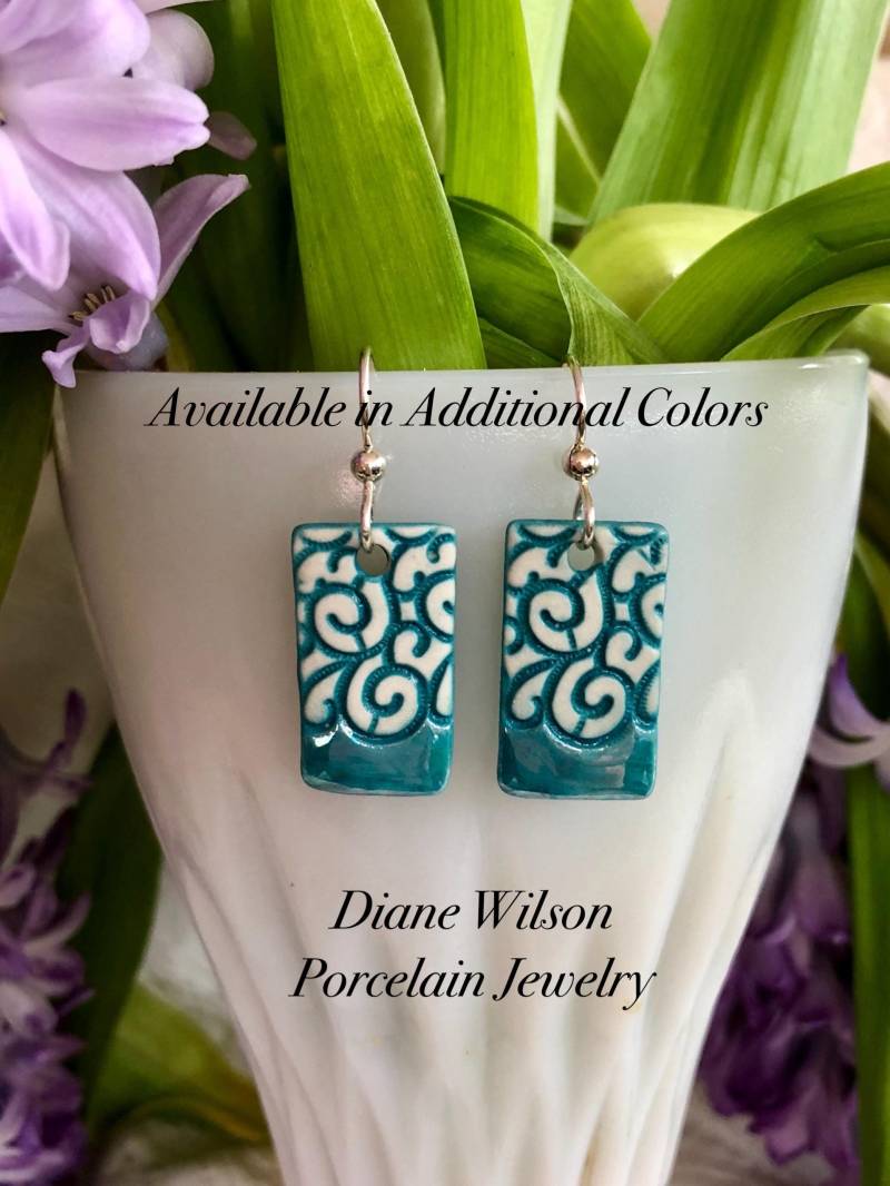 Handgefertigte Porzellanohrringe // Rechteck Filigrane Spirale Sterling Silber Brisuren Feder Spitze Nickelfrei von DianeWilsonJewelry