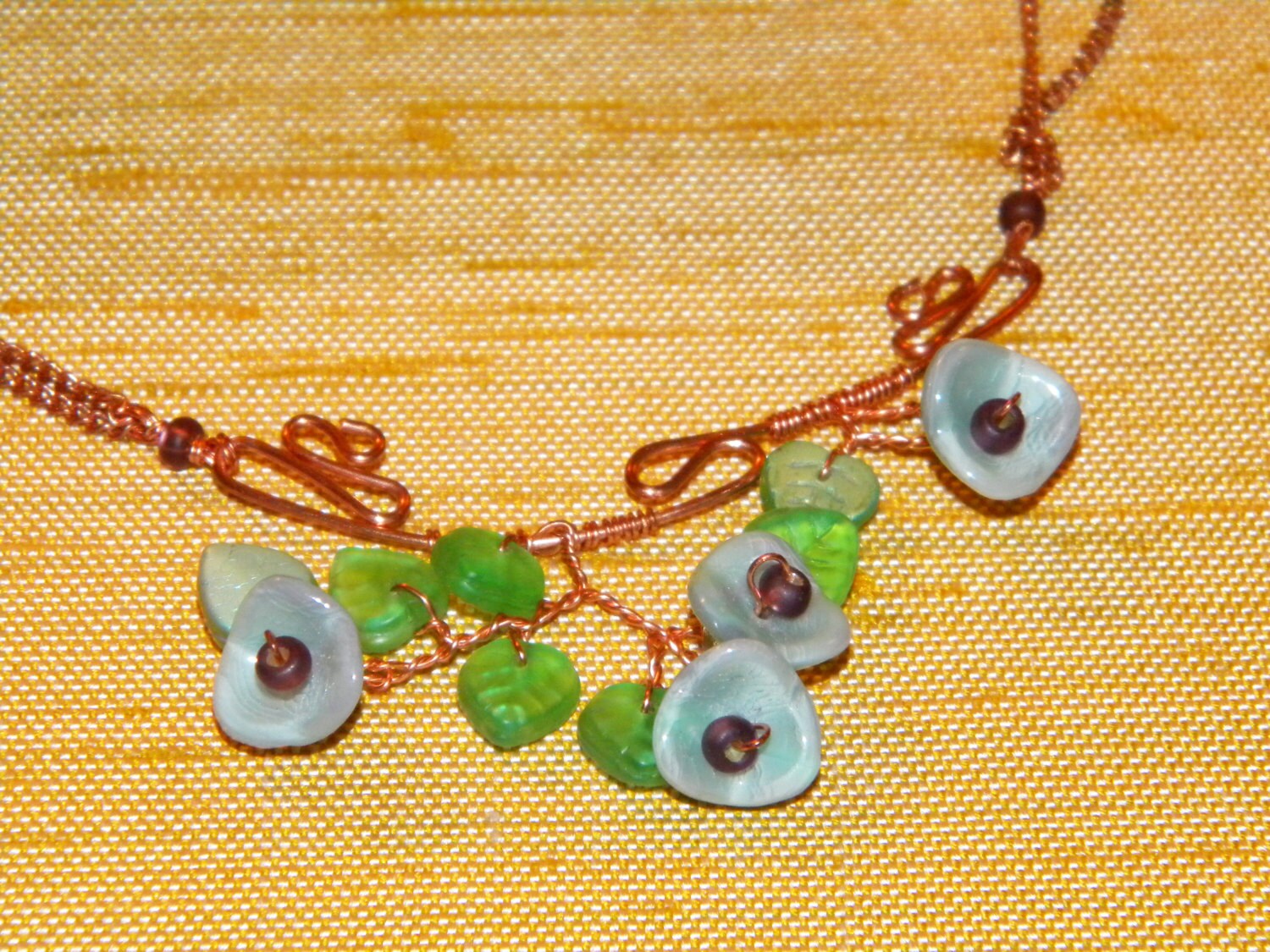 Aqua Glanz Drei Blütenblatt Blumen Und Smaragd A/B-Blätter, Glas Auf Verschnörkeltes Kupfer Draht, Kupfer-Kette Aqua Glanz Drei Blütenblatt Blumen Und Smaragd A/B-Blätter, Glas Auf Verschnörkeltes Kupfer Draht, Kupfer-Kette von DianesGemsAndFibers