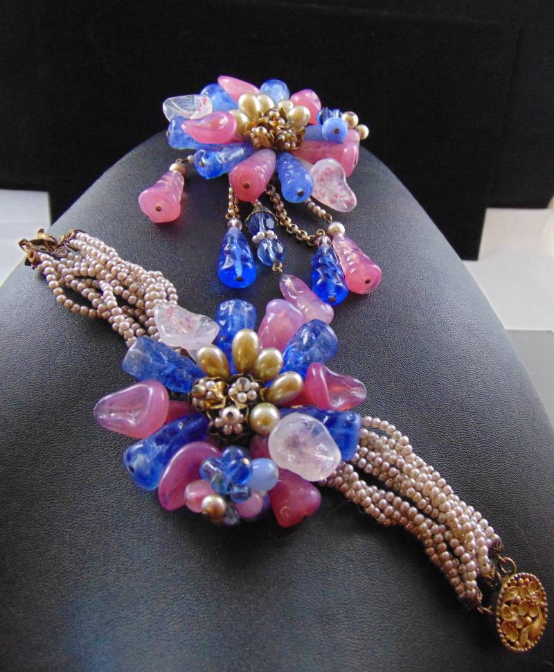 Erstaunliche Vintage Unsigned Haskell? Boucher? Baumelnde Brosche Und Armband Aus Rosa, Weißem Blauem Kunstglas von DianesJewelsnMore