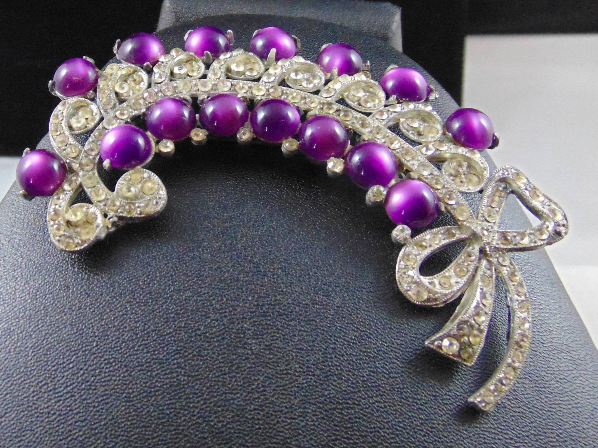 Große Vintage Unsigniert, Dunkel Lila Faux Mondstein/Moonglow Und Klaren Strass-Plume-Brosche von DianesJewelsnMore