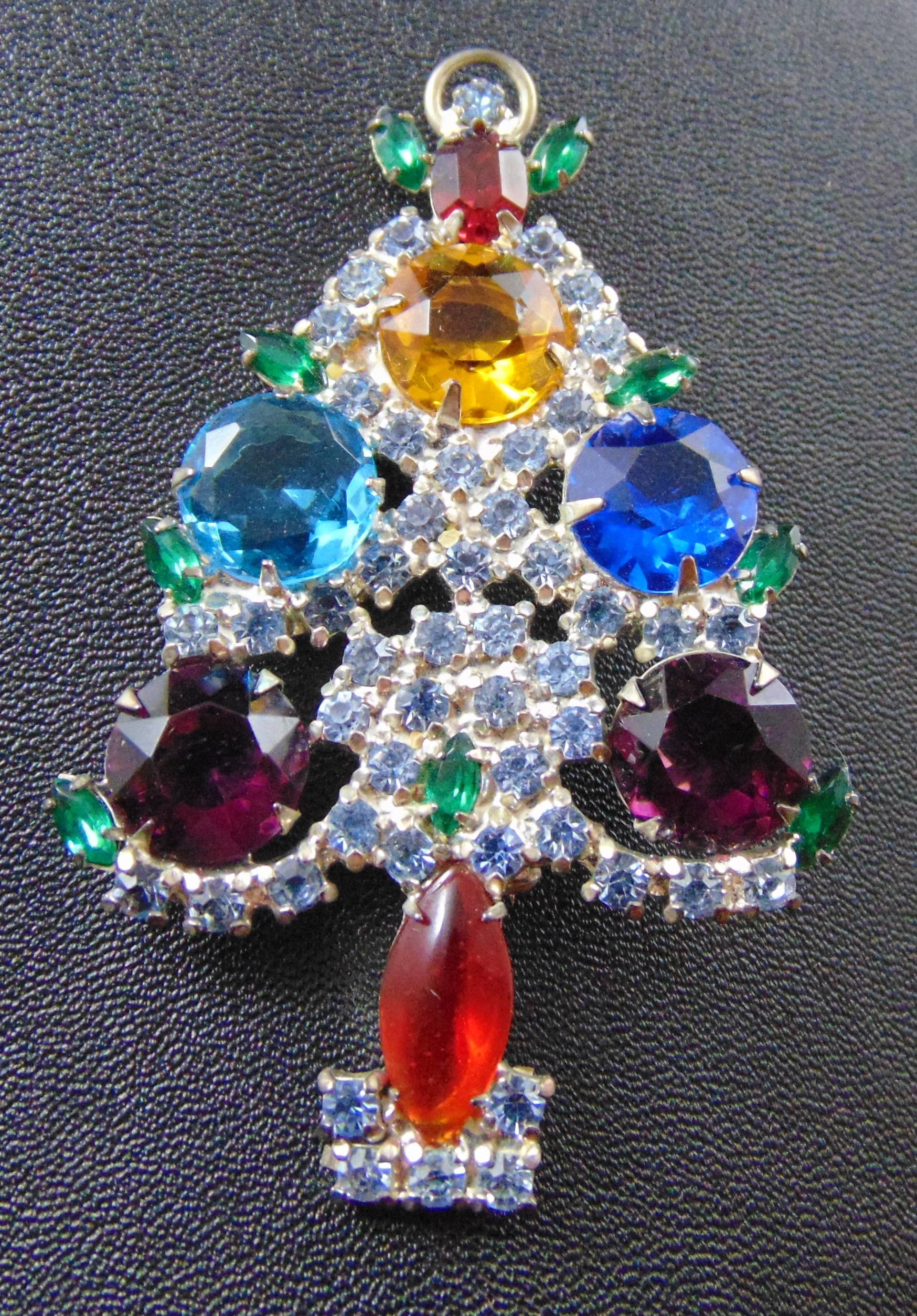 Jahrgang Unsigniert Engel Weihnachtsbaum Brosche in Hellblauem Saphir Strass Und Multi-Glas-Steine von DianesJewelsnMore