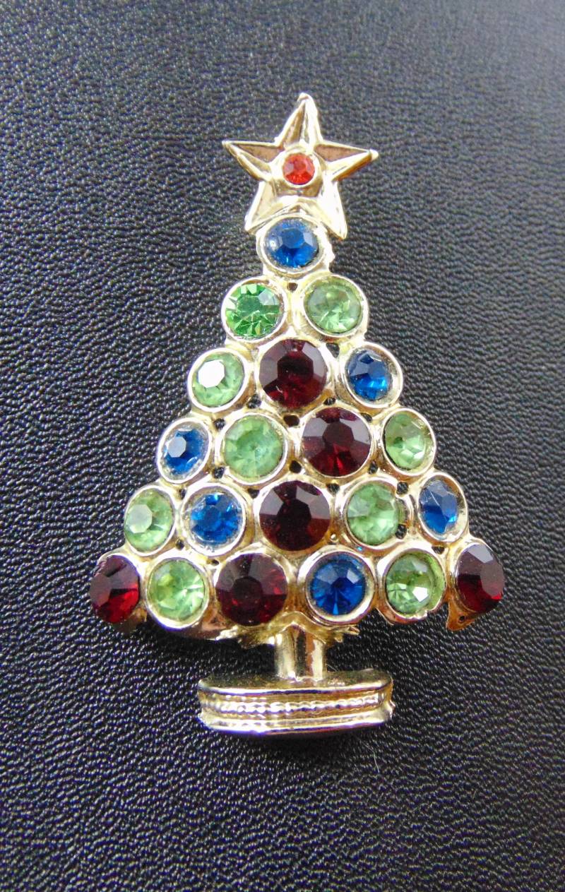 Jahrgang Weihnachtsbaum Brosche Mit Kalk, Pfau Und Roten Strass-Steinen von DianesJewelsnMore