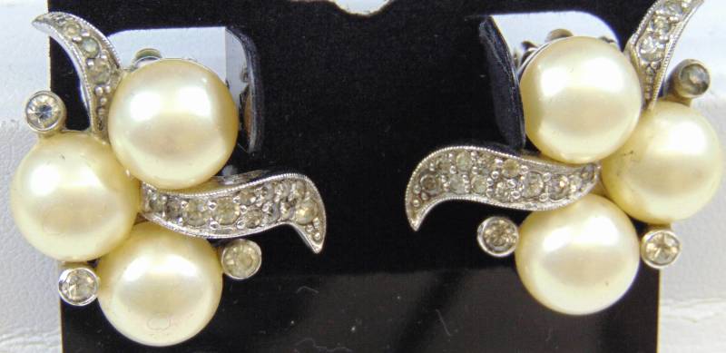 Jomaz Signiert Vintage Ohrclips Perlmuttknopf Glascabochons Mit Strasssteinen von DianesJewelsnMore