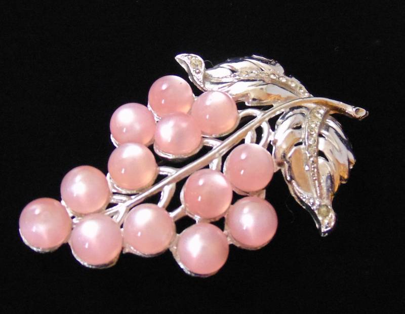 Nicht Signierte Brooch? Trauben-Motiv Faux Mondstein Moon Glow Fell Pin Clip Mit Strasssteinen von DianesJewelsnMore