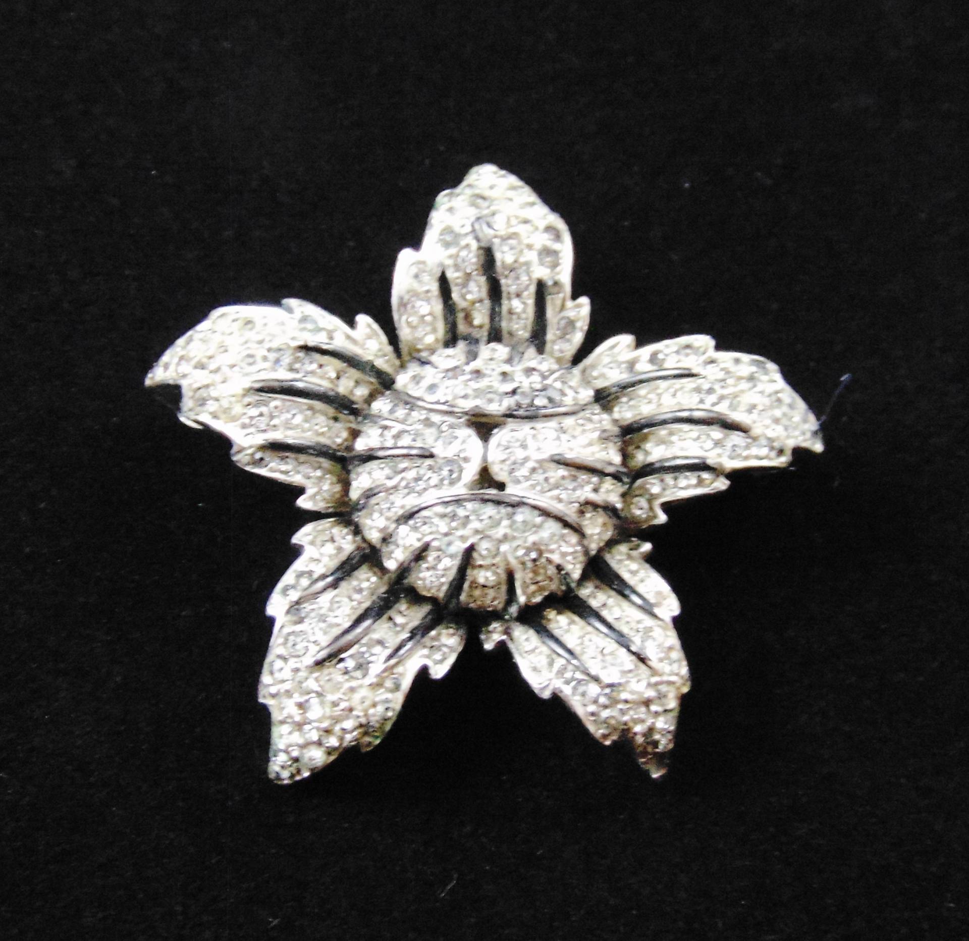 Vintage Signiert Halbe Klar Strass Und Schwarz Emaille Blumen Brosche Pin Buch Stück von DianesJewelsnMore