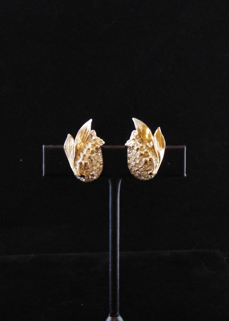 Vintage Signierte Reja Stylized Floral Clip Ohrringe Mit Pave Clear Rhinestones von DianesJewelsnMore
