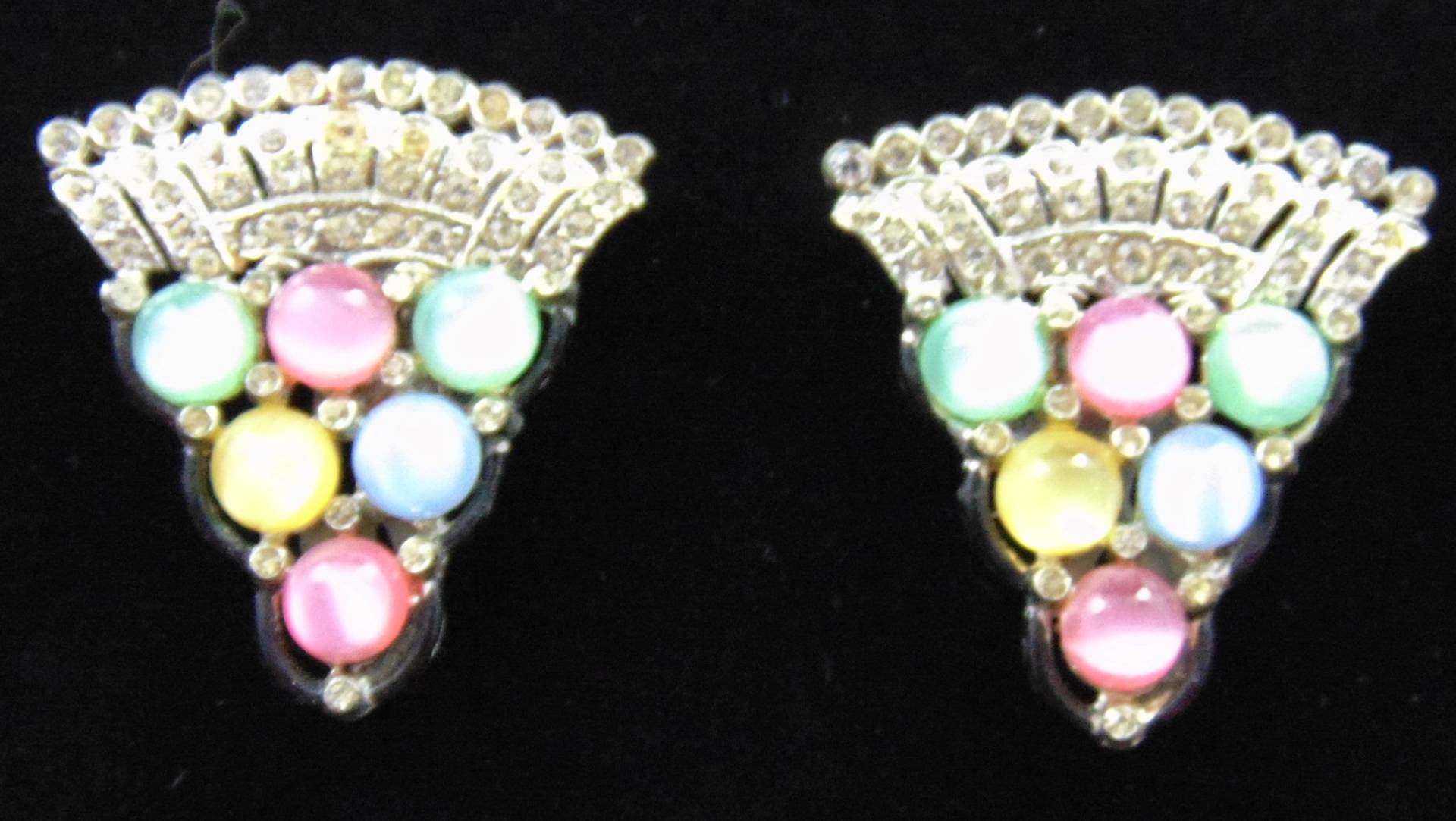 Vintage Unsigniert Multi Pastell Glas Mondstein Moonglow Cabochon, Schwarz Emaille Und Klar Strass Fan Kleid Clips von DianesJewelsnMore