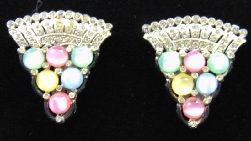 Vintage Unsigniert Multi Pastell Glas Mondstein Moonglow Cabochon, Schwarz Emaille Und Klar Strass Fan Kleid Clips von DianesJewelsnMore