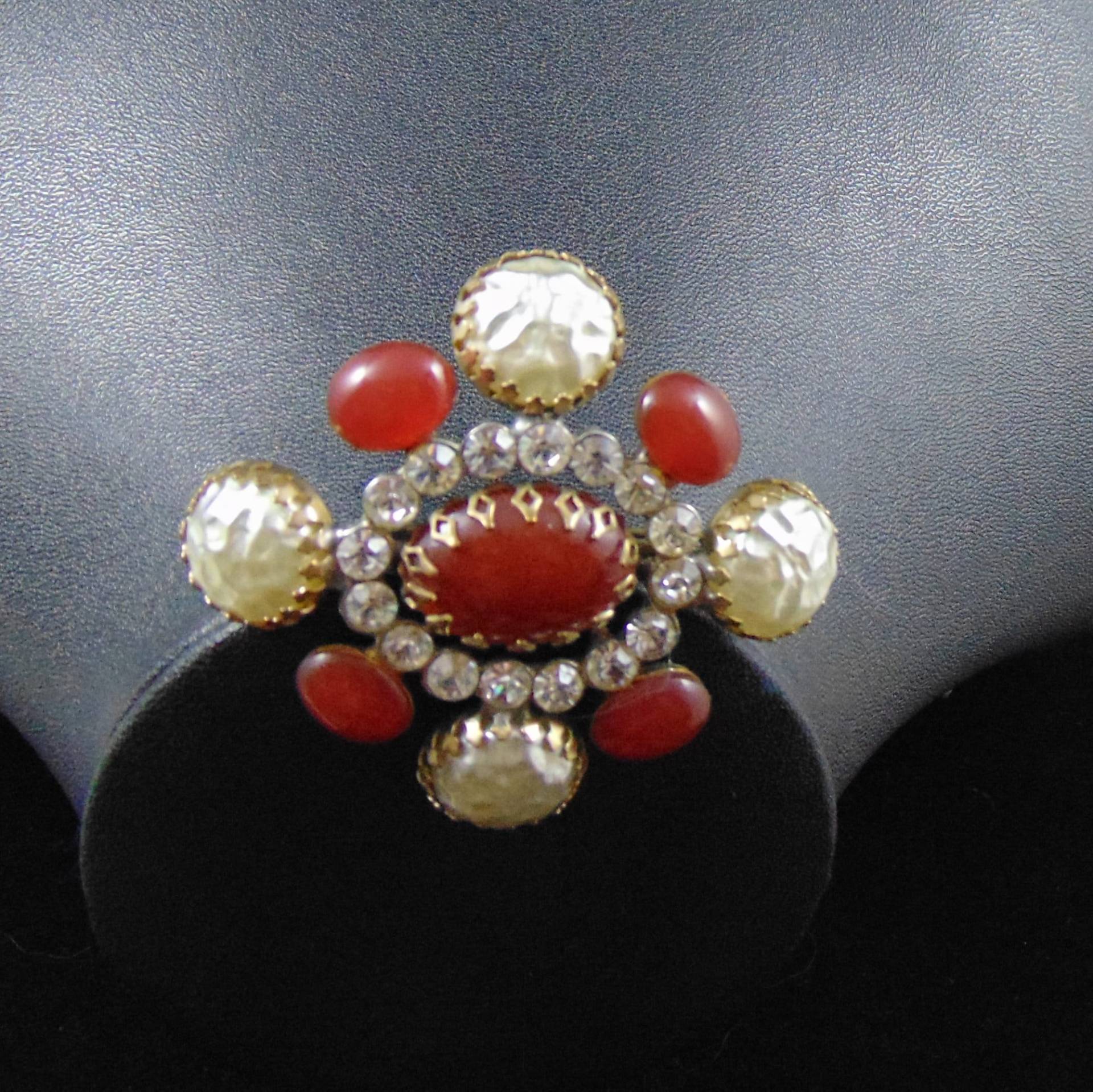 Vintage Unterzeichnet Andamodes Anda Modi New York Malteserkreuz Stil Brosche in Glasperlen, Strass Und Glas Steinspitze von DianesJewelsnMore