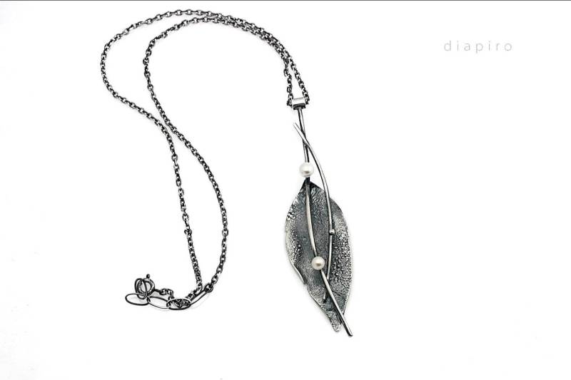 Blatt-Halskette Rohsilber, Silberanhänger Mit Perlen Oxidiert von Diapiro