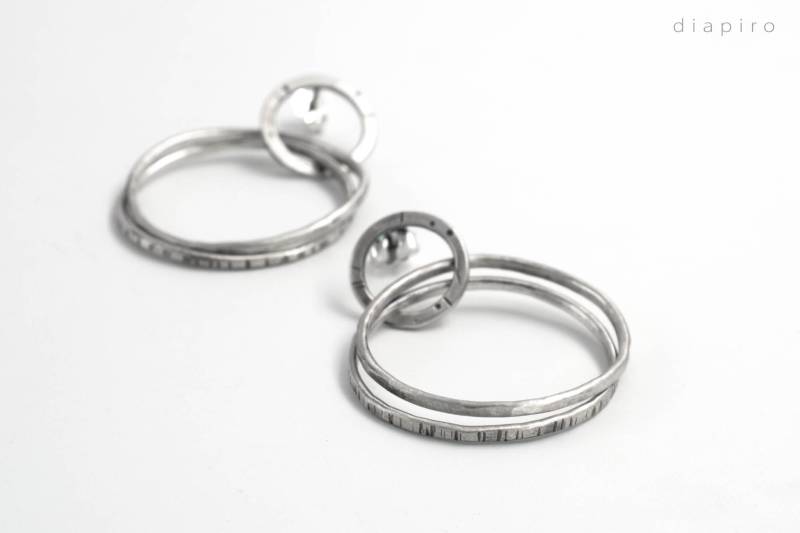 Gehämmerte Sterlingsilber Doppel Creolen Oxidierte Textur von Diapiro