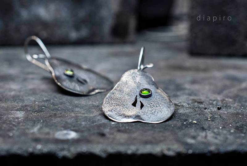 Handgemachte Silberne Birnen Ohrringe Strukturierte Peridot Ohrringe Handgemachte Silberne Birnen Ohrringe Strukturierte Peridot Ohrringe von Diapiro
