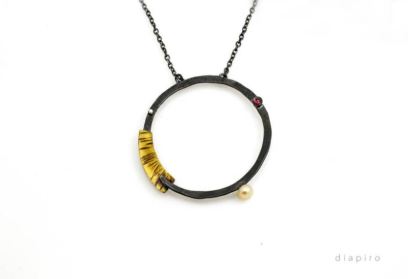 Oxidierte Sterling Silber Hoop Anhänger Halskette Granat, Perle, Bronze Detail von Diapiro