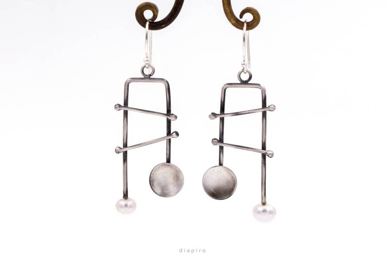 Oxidierte Sterlingsilber-Perlen-Ohrringe Moderne Abstrakte Baumeln von Diapiro