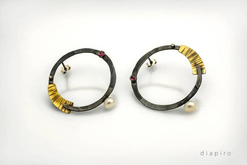 Schwarz Silber Creolen, Edelstein Granat Und Perle Statement Ohrringe von Diapiro