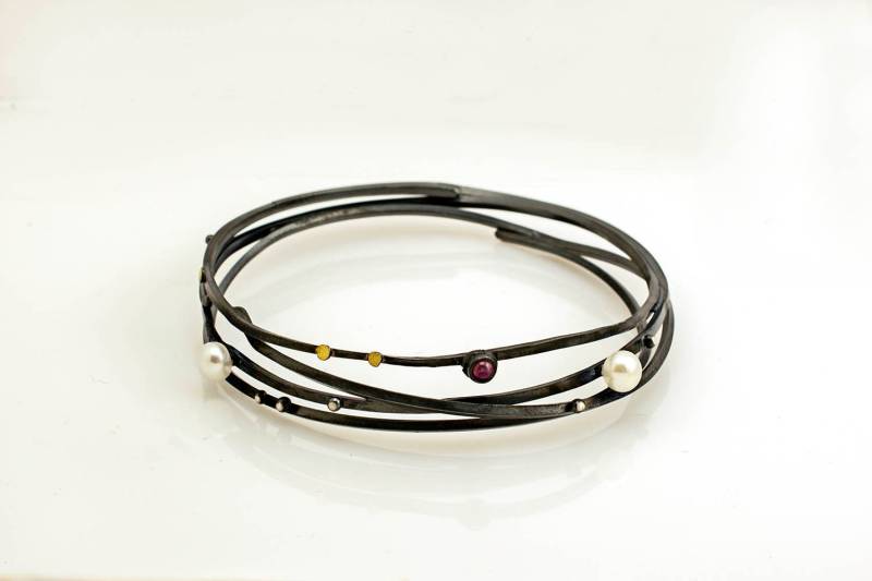 Silber Handgefertigte Manschette Armband, Draht Um Armreif Gewickelt, Perlen Und Granat Edelstein, Abstraktes Design Silber Handgefertigte Manschette Armband, Draht Um Armreif Gewickelt, Perlen Und Granat Edelstein, Abstraktes Design von Diapiro