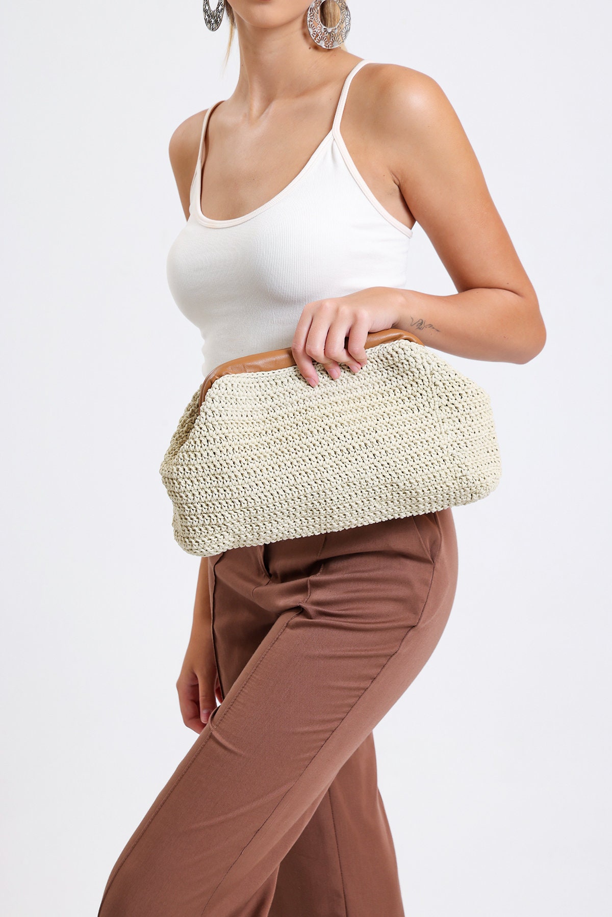 Voll Gefüttert Handgemachte Creme Clutch Tasche, Stroh Handtaschen Für Frauen Im Angebot, Raffia Clutch, Übergroße Gehäkelte Geldbörse von DiapolisDesign