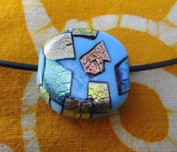 Blaue Geschmolzene Glas Anhänger Halskette Disc Münze Minimalist Schmuck von DiasporaDesigns