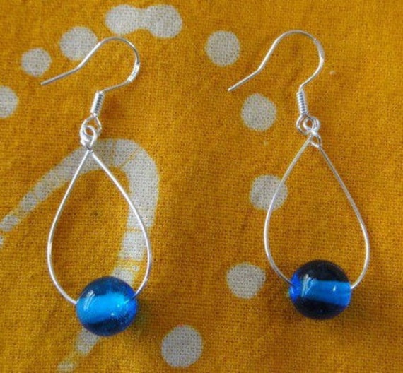 Blaue Glasperlen Tropfen Ohrringe Minimalist Schmuck von DiasporaDesigns