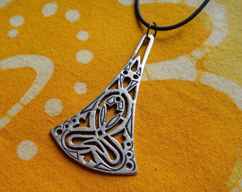 Filigrane Trompete Anhänger Halskette Getiert Verjüngt Teardrop Floral Cut Out Filigrane Trompete Anhänger Halskette Getiert Verjüngt Teardrop Floral Cut Out von DiasporaDesigns
