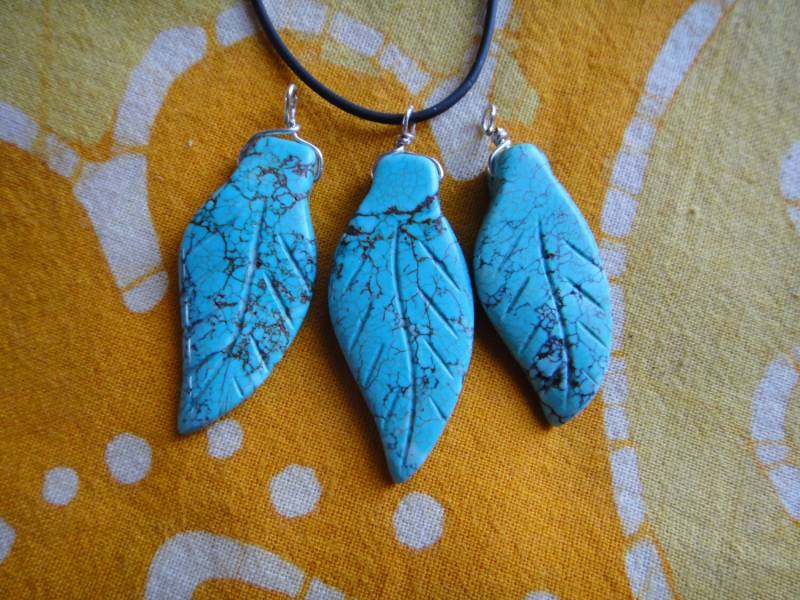 Petite Geschnitzt Türkis Blatt Anhänger Draht Wickeln Halskette von DiasporaDesigns