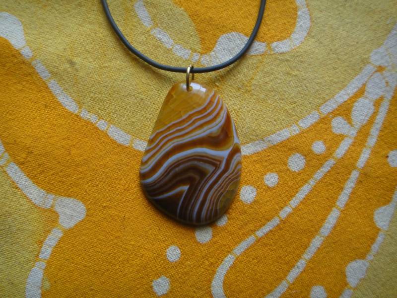 Rot Gebänderte Achat Geode Slice Anhänger Halskette Stone Boho Hippie Rot Gebänderte Achat Geode Slice Anhänger Halskette Stone Boho Hippie von DiasporaDesigns