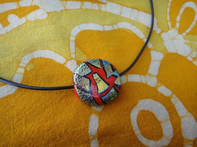 Rot Geschmolzenes Glas Anhänger Halskette Minimalist Schmuck Disc Münze von DiasporaDesigns