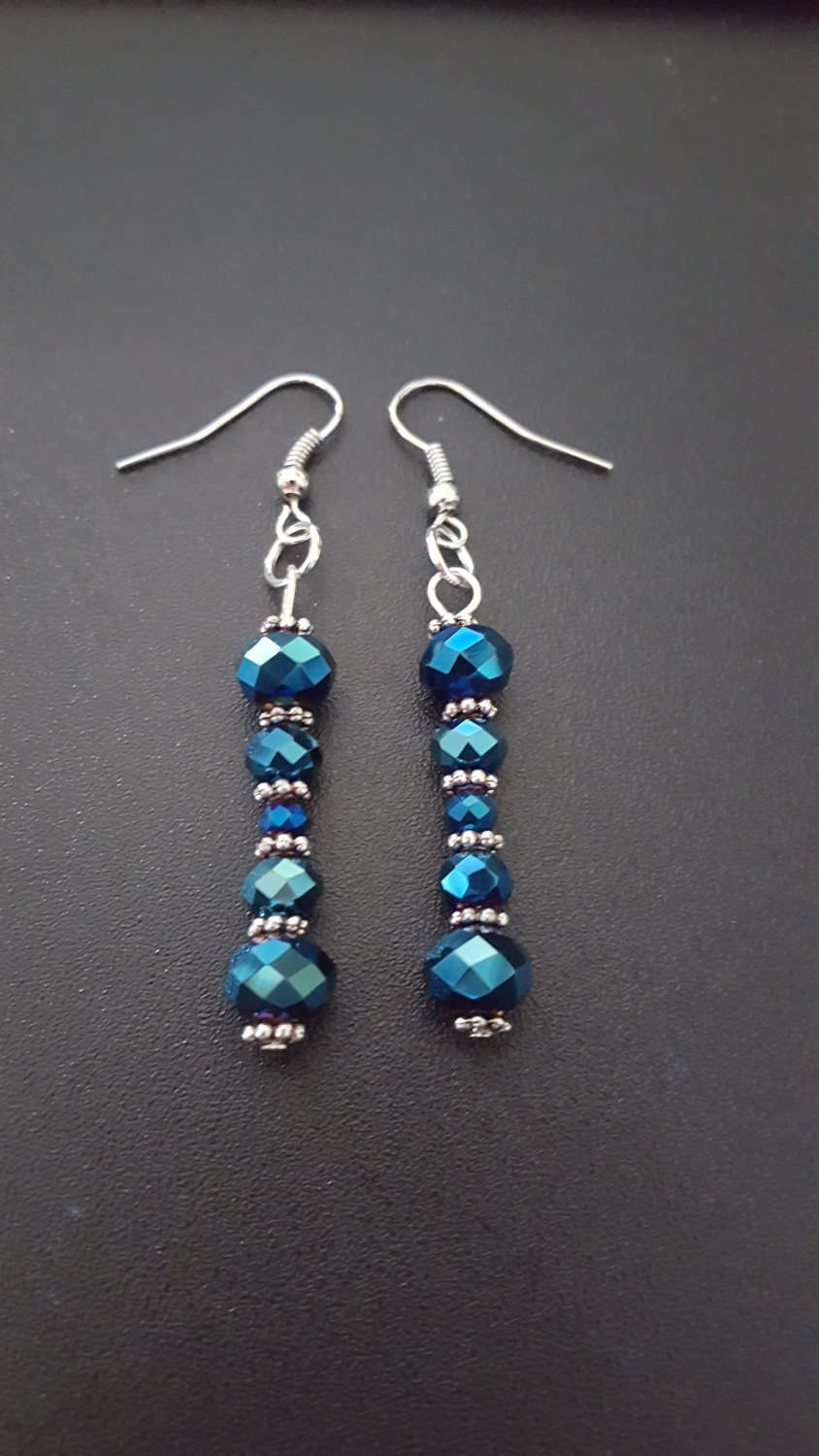 Metallic Blau Facettierte Perlen Ohrringe Mit Silbernem Detail Metallic Blau Facettierte Perlen Ohrringe Mit Silbernem Detail von Dibana1516