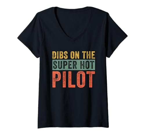Damen Dibs on The Super Hot Pilot Lustige Ehefrau Freundin T-Shirt mit V-Ausschnitt von Dibs on Mine Co.