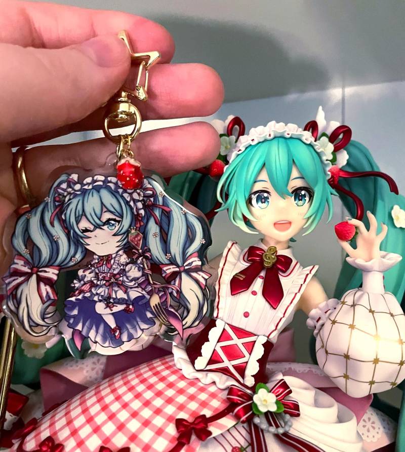Erdbeere Hatsune Miku 2.5" Epoxy Schlüsselanhänger Erdbeere Hatsune Miku 2.5" Epoxy Schlüsselanhänger von DiceDoodlesArtShop