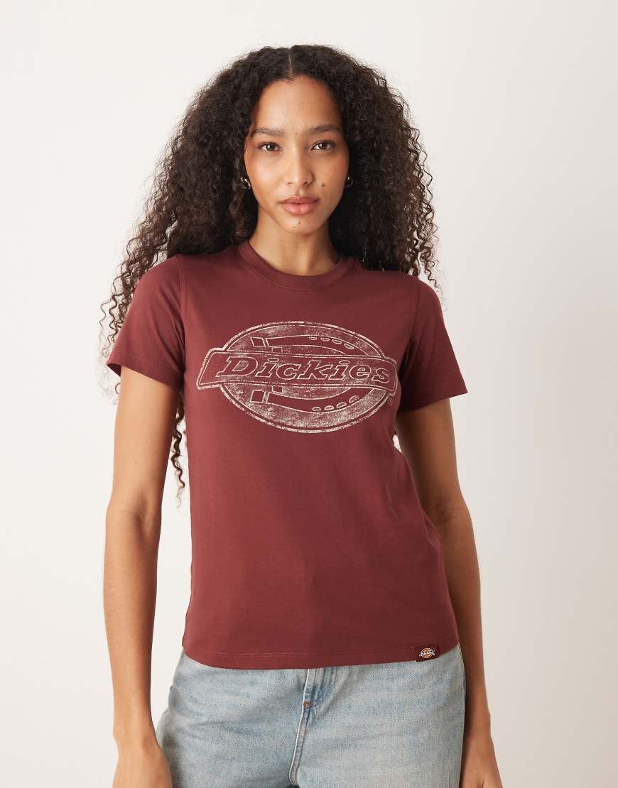 Dickies - APAC - Feuchtigkeitsableitendes, knappes Longline-T-Shirt in Burgunderrot mit großem, zentriertem Logo von Dickies