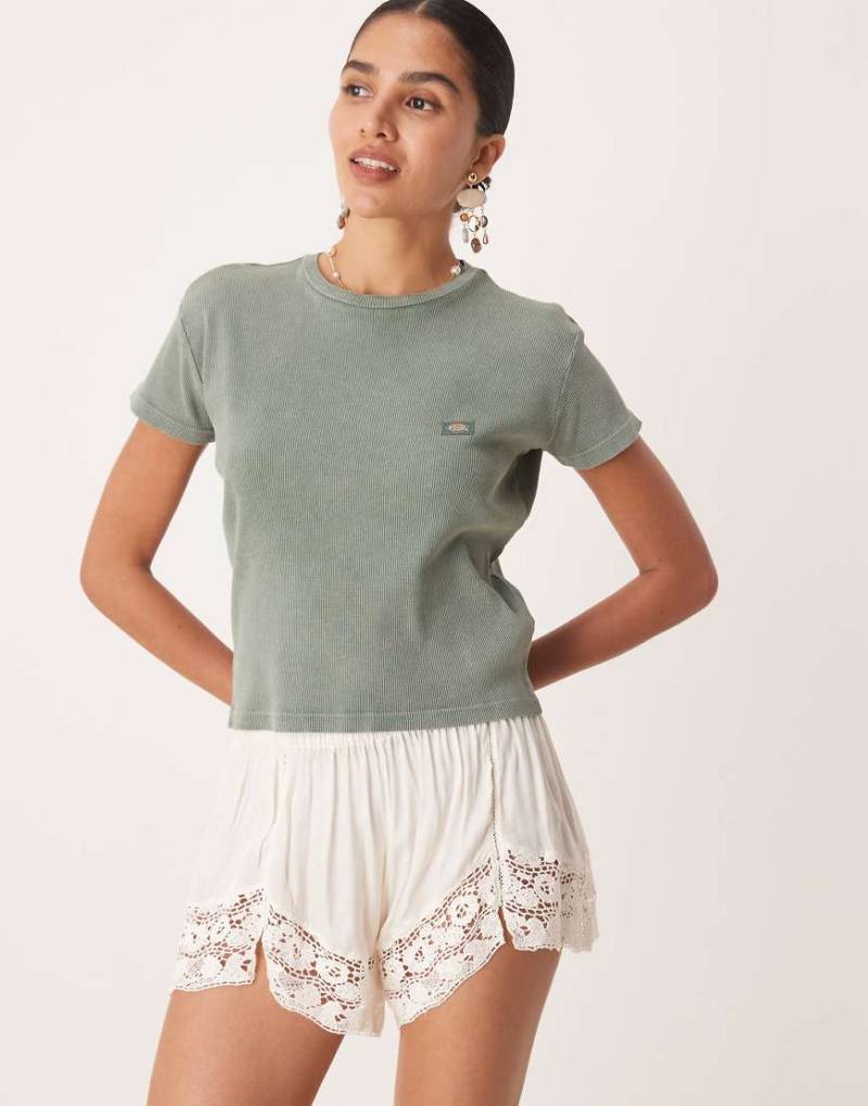 Dickies - Glacier View - Geripptes, knapp geschnittenes Longline-T-Shirt in verwaschenem Dunkelgrün von Dickies