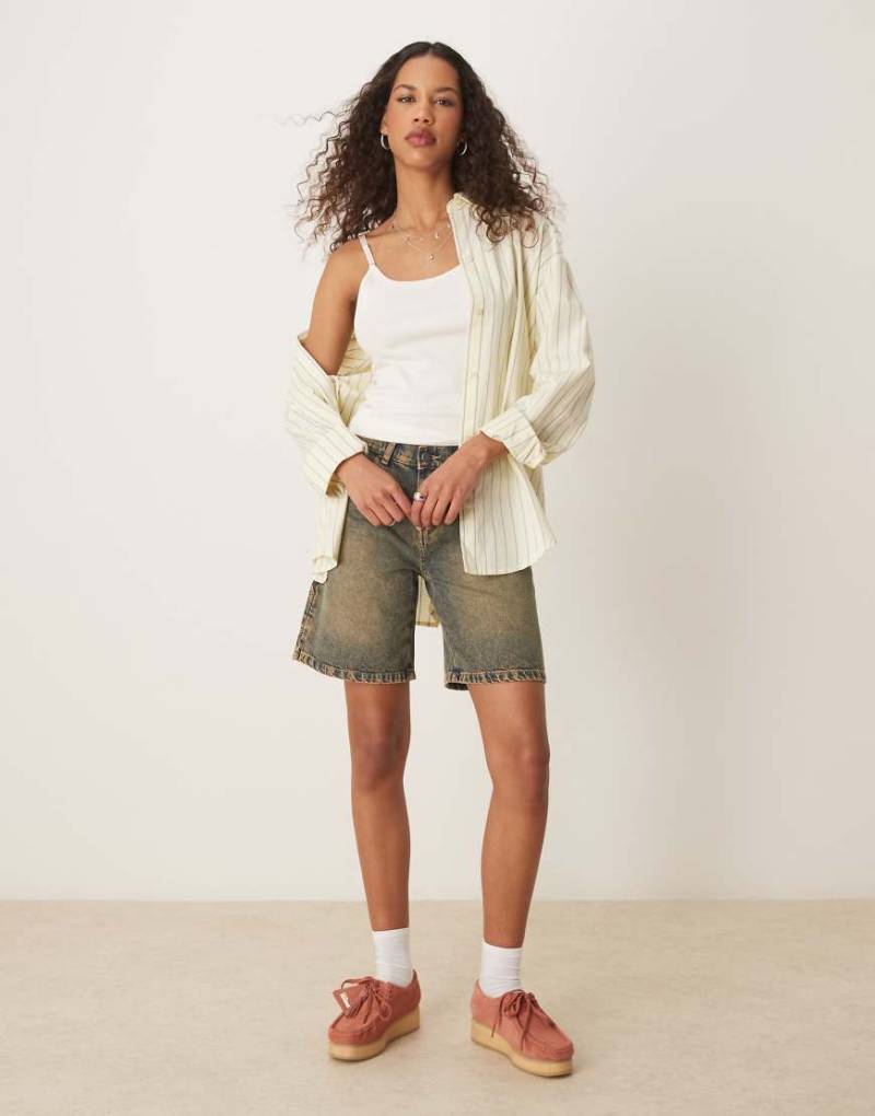 Dickies - Herndon - Loose-Fit-Jeansshorts in Indigoblau mit gelbem Farbstich von Dickies