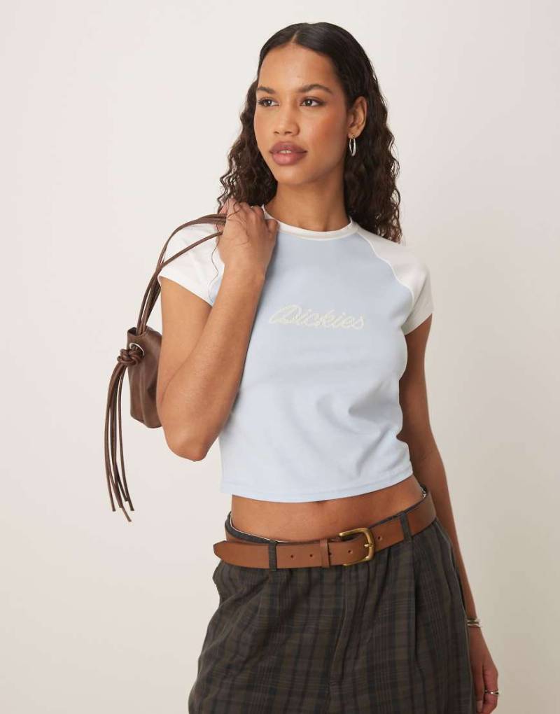 Dickies - Knapp geschnittenes T-Shirt in Babyblau mit weißen Raglanärmeln und Logo-Westernschrift im Kordel-Design von Dickies