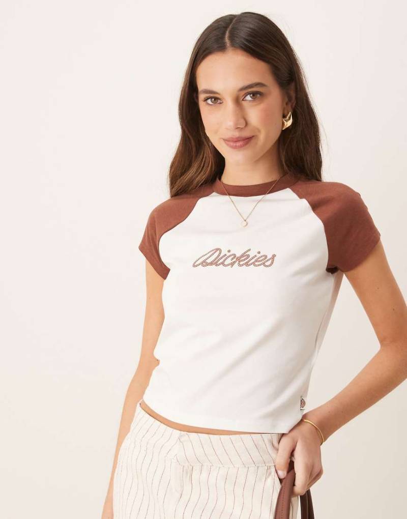 Dickies - Knapp geschnittenes T-Shirt in Wollweiß und Cappuccino-Braun mit Raglanärmeln und Western-Logo im Kordel-Design von Dickies