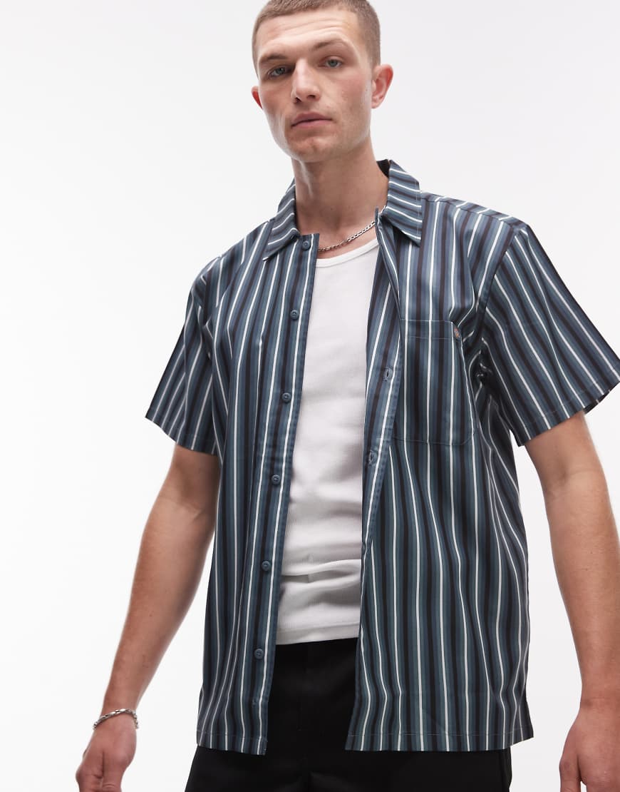 Dickies - Kurzärmliges Work-Hemd in Blau mit bunten Streifen Dickies - Kurzärmliges Work-Hemd in Blau mit bunten Streifen von Dickies