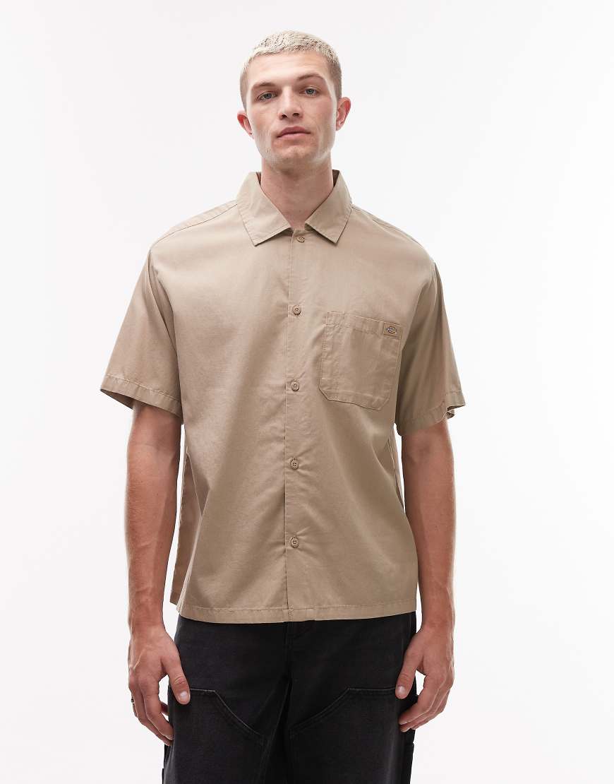 Dickies - Lynville - Kastiges, kurzärmliges Hemd in Hellbraun Dickies - Lynville - Kastiges, kurzärmliges Hemd in Hellbraun von Dickies