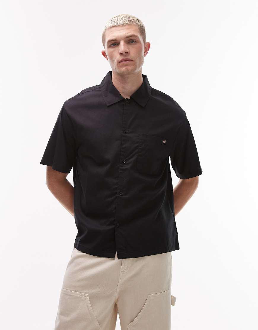Dickies - Lynville - Kastiges, kurzärmliges Hemd in Schwarz Dickies - Lynville - Kastiges, kurzärmliges Hemd in Schwarz von Dickies