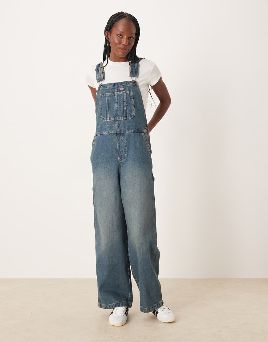 Dickies - Mechanic - Jeans-Latzhose in blau getönt mit Khaki-Farbstich und weitem Bein-Grün Dickies - Mechanic - Jeans-Latzhose in blau getönt mit Khaki-Farbstich und weitem Bein-Grün von Dickies