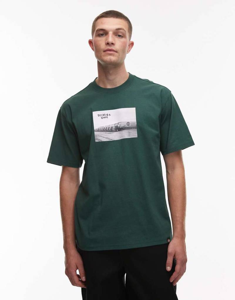 Dickies - Sevier - T-Shirt in Dunkelgrün mit Fotoprint auf der Vorderseite von Dickies