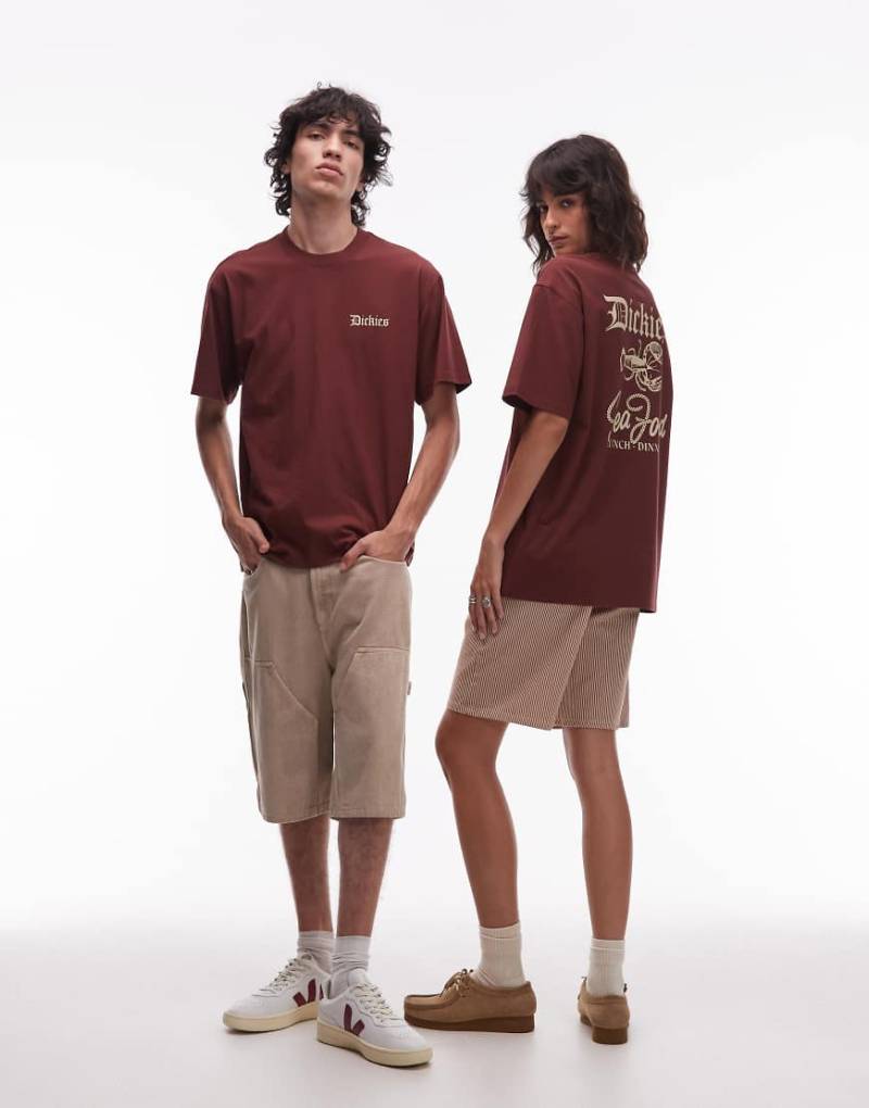 Dickies - T-Shirt in Burgunderrot mit Dinner-Grafikprint hinten von Dickies