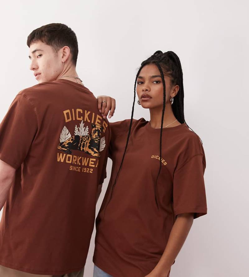 Dickies - T-Shirt in Cappucchino-Braun mit Panther-Grafikprint auf der Rückseite, exklusiv bei ASOS von Dickies